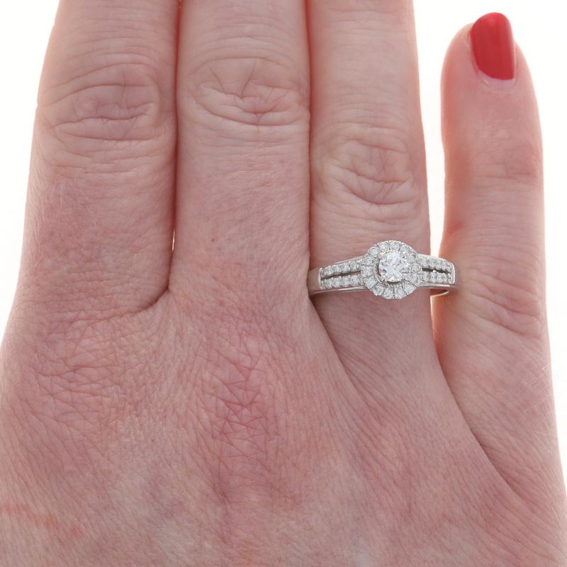 Anillo de compromiso de diamantes de oro blanco 14k brillante redondo .50ctw Halo Corte redondo en venta