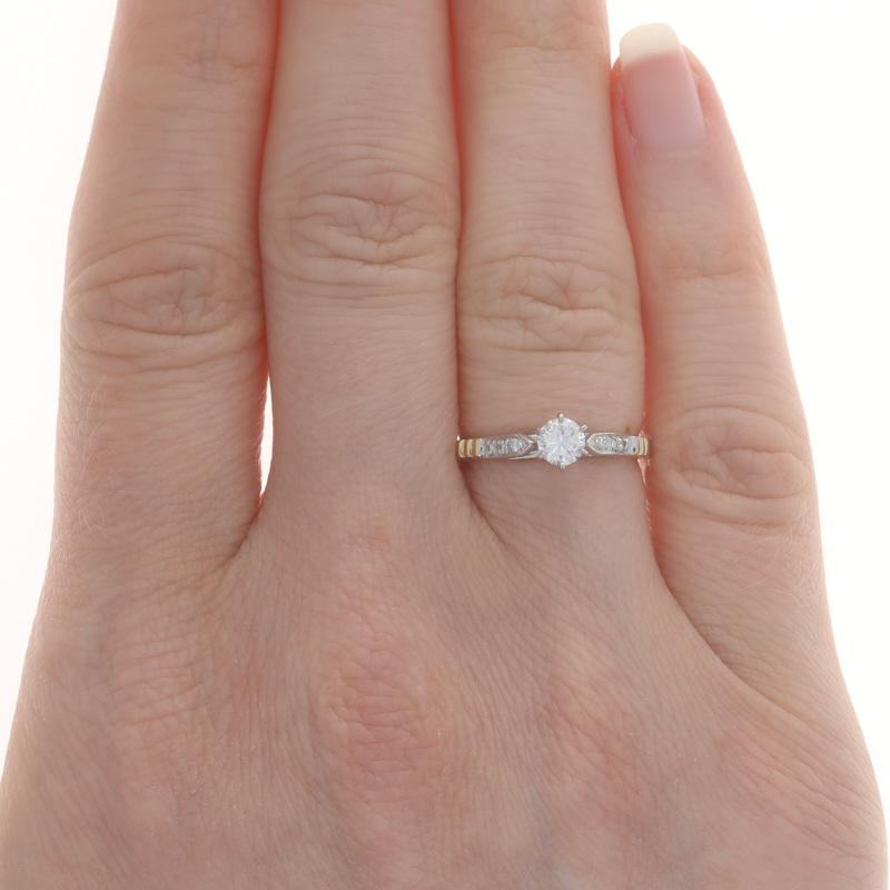 Taglio rotondo Anello di fidanzamento con diamante in oro bianco - 18k Round Brilliante .29ctw Cathedral in vendita