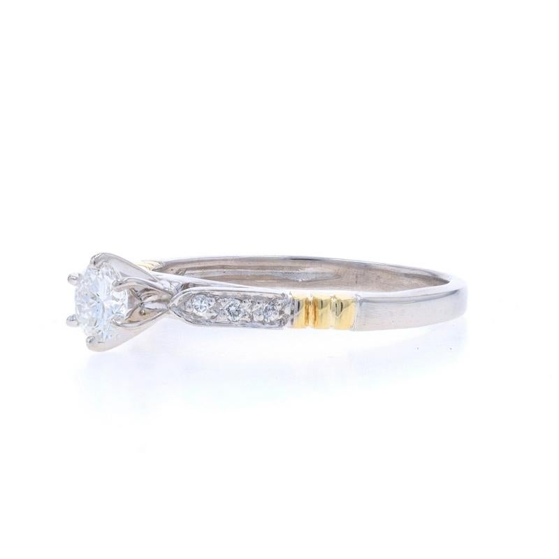 Anello di fidanzamento con diamante in oro bianco - 18k Round Brilliante .29ctw Cathedral In condizioni ottime in vendita a Greensboro, NC