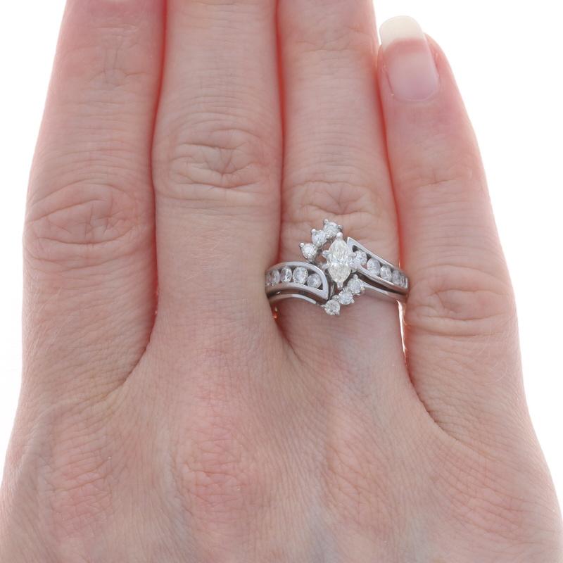 Taglio rotondo Anello di fidanzamento con diamante in oro bianco e fede nuziale 14k Marquise e Round 1.00ctw in vendita