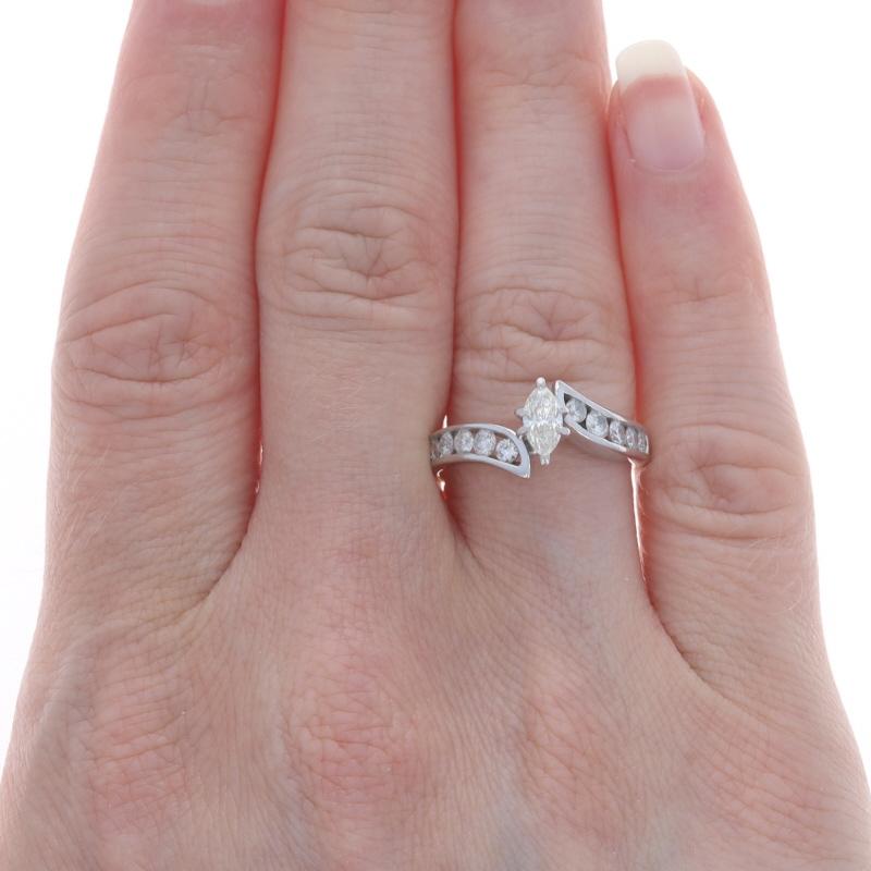 Anello di fidanzamento con diamante in oro bianco e fede nuziale 14k Marquise e Round 1.00ctw In condizioni ottime in vendita a Greensboro, NC