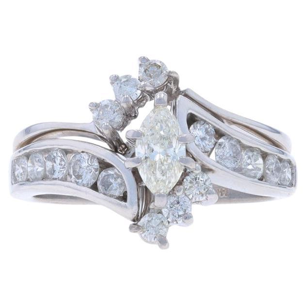 Anello di fidanzamento con diamante in oro bianco e fede nuziale 14k Marquise e Round 1.00ctw in vendita