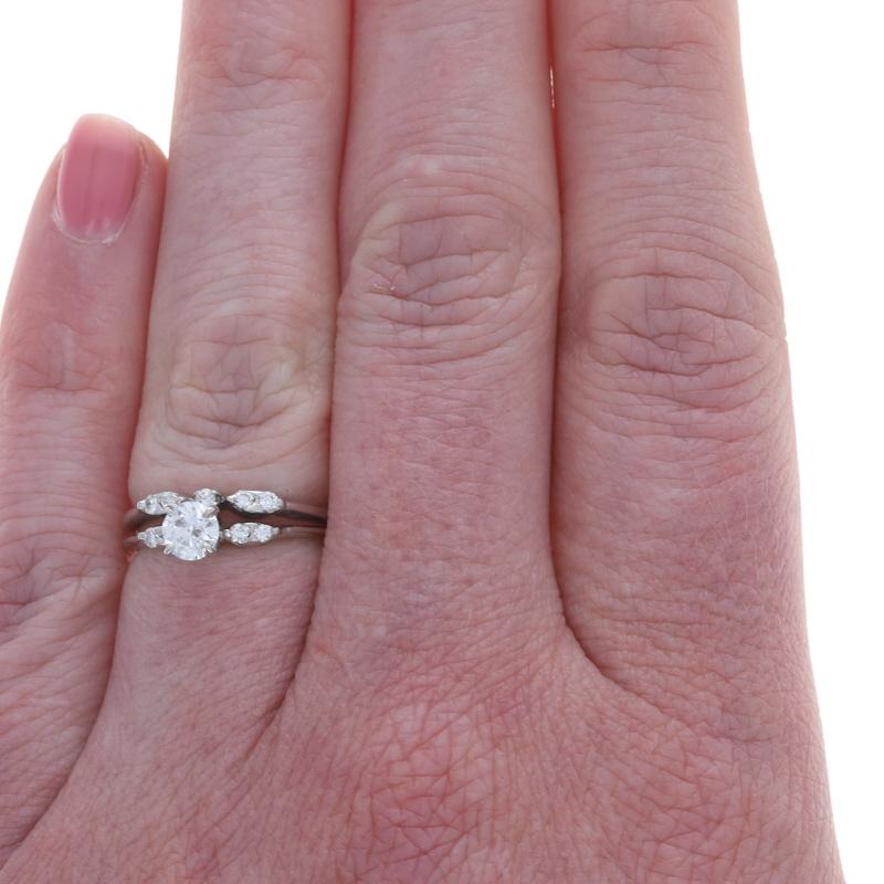 Taille : 5 1/2
Frais de taille : Up&Up 3 tailles pour $80 ou Down 2 tailles pour $60

Contenu métallique : Or blanc 14k

Informations sur les pierres

Diamant naturel
Carat(s) : .40ct
Coupe : Brillant rond
Couleur : F
Clarté : VS2

Carat(s) :