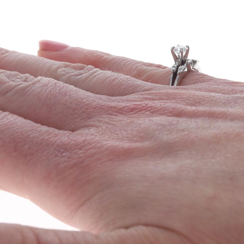 Bague de fiançailles et alliance en or blanc - 14k diamant rond brillant .58ctw Excellent état - En vente à Greensboro, NC