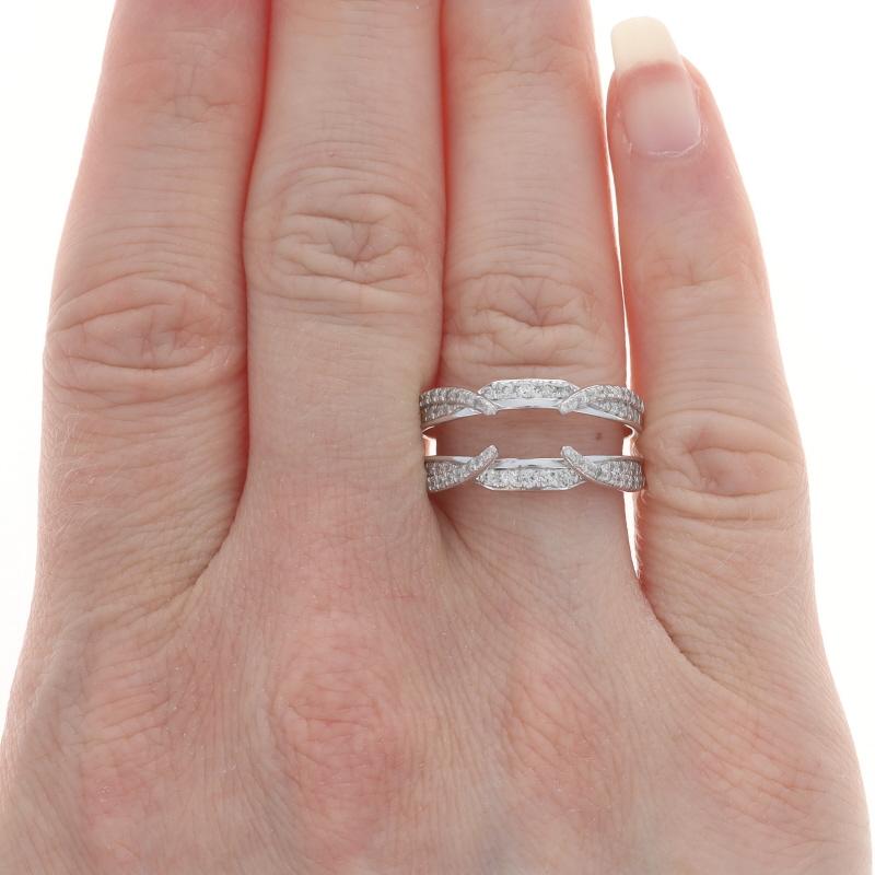 Taille ronde Alliance renforcée par des diamants en or blanc 14 carats, veste portefeuille ronde 2/3 ctw en vente