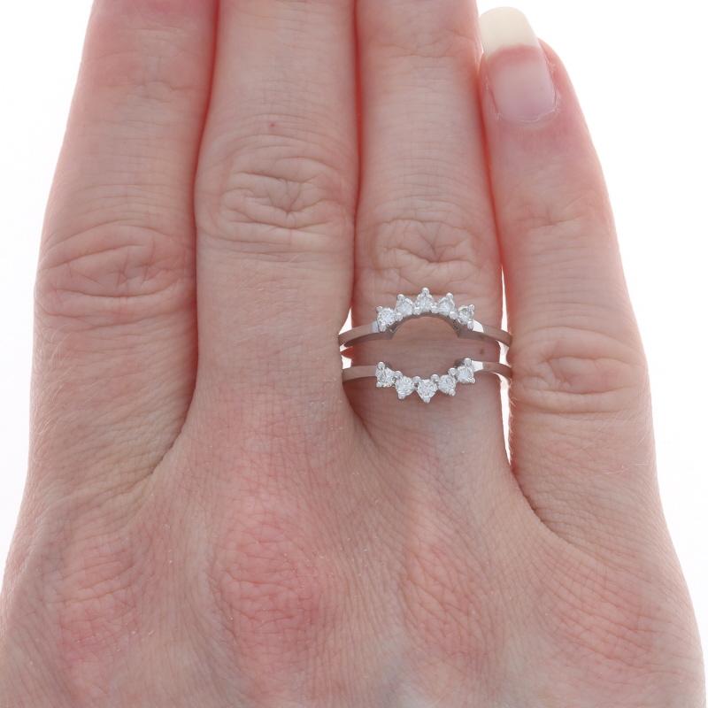 Taille ronde Alliance en or blanc avec diamant - 14k Round .30ctw Wrap Jacket Ring en vente