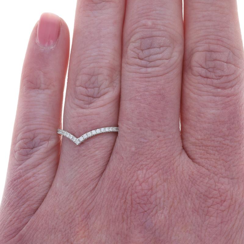 Taille : 7

Note : Veuillez nous contacter pour un devis de redimensionnement.

Contenu métallique : Or blanc 14k

Informations sur les pierres

Diamants naturels
Carat(s) : .20ctw
Coupe : Brillant rond
Couleur : G
Clarté : VS2 - SI1

Total des