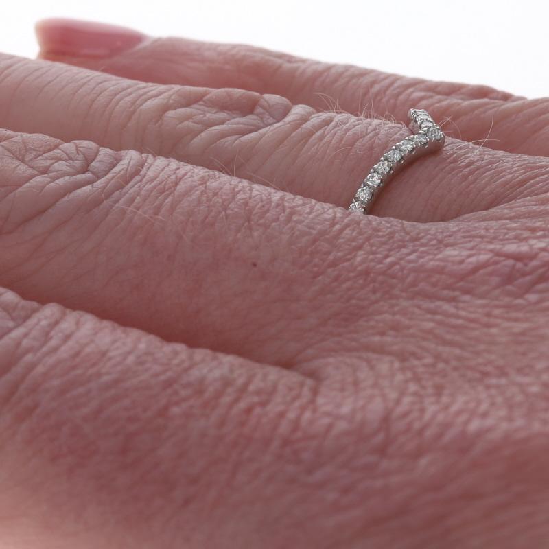 Anneau de mariage en or blanc avec diamant - 14k Round Brilliant .20ctw Guard Ring Excellent état - En vente à Greensboro, NC