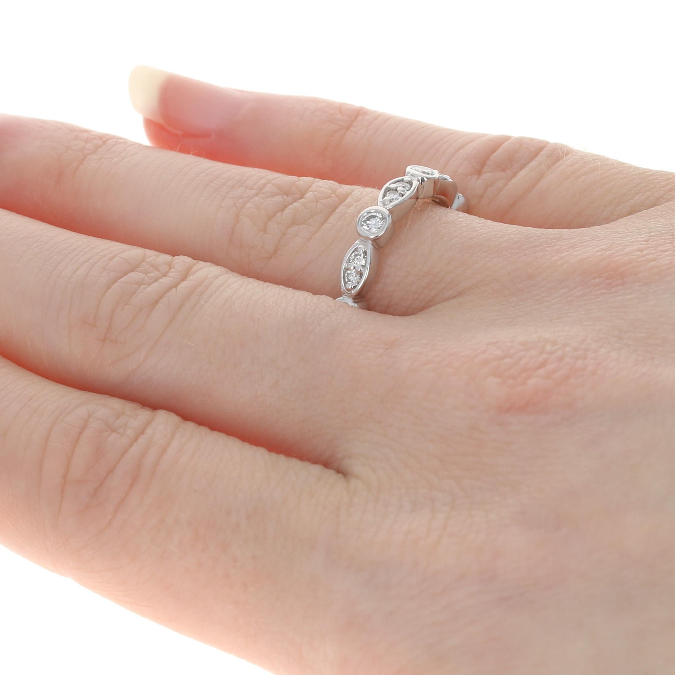 Eternity-Ehering aus Weißgold mit Diamanten, 14k runder Brillantschliff .64 Karat Ring im Zustand „Neu“ im Angebot in Greensboro, NC