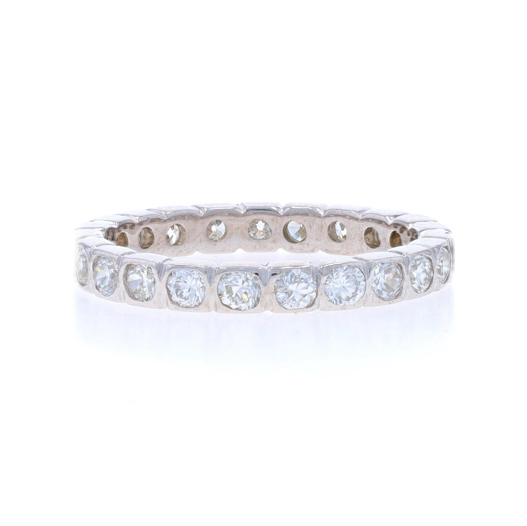 Taille : 6

Contenu métallique : Or blanc 14k

Informations sur les pierres

Diamants naturels
Carat(s) : .88ctw
Taille : Brilliante ronde et européenne
Couleur : G - H - I
Clarté : VS1 - SI1

Total des carats : .88ctw

Style : Alliance éternelle