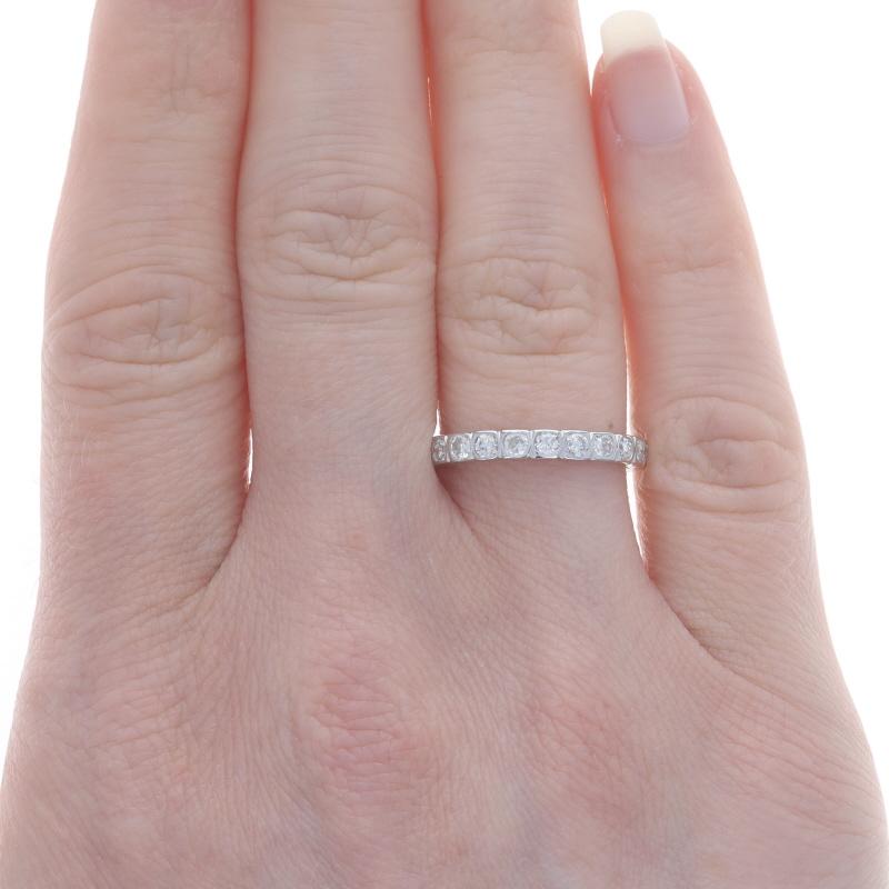 Taille ronde Alliance en or blanc avec diamant éternel - 14k Round & European .88ctw Ring Sz 6 en vente