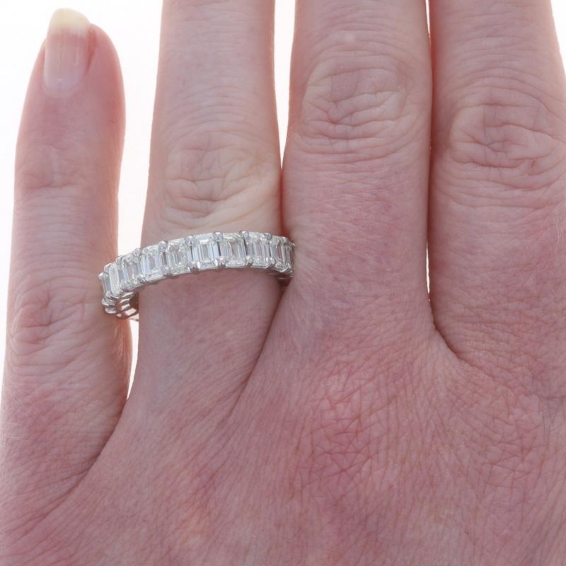 Weißgold Diamant Ewigkeit Hochzeit Band 18k Smaragd 5,50ctw Jahrestag Ring 9 (Smaragdschliff) im Angebot