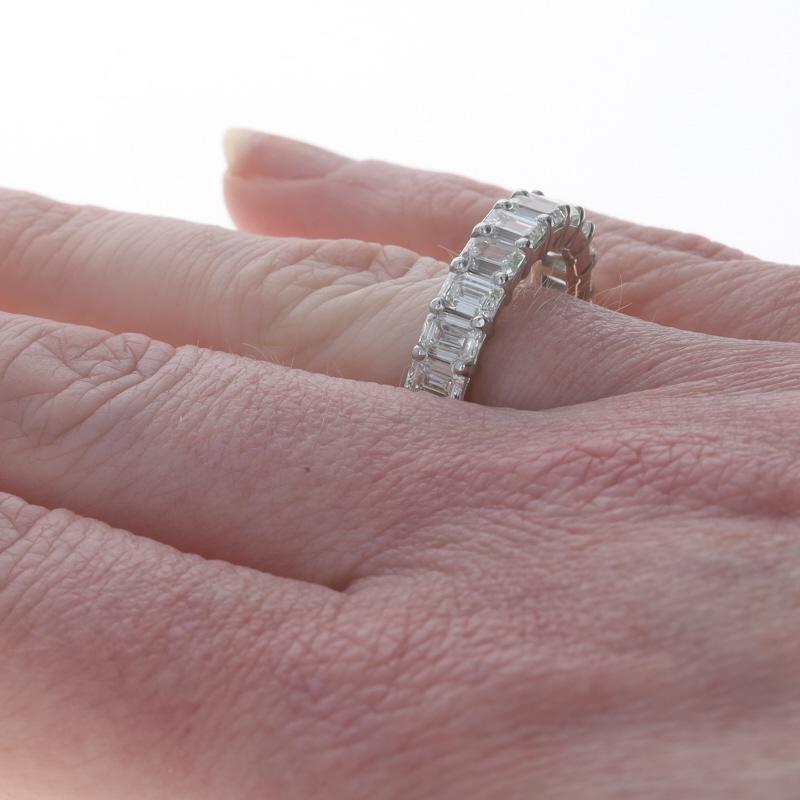 Weißgold Diamant Ewigkeit Hochzeit Band 18k Smaragd 5,50ctw Jahrestag Ring 9 Damen im Angebot