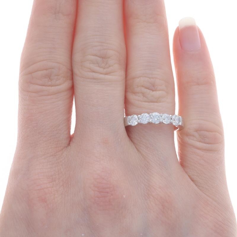 Oro Blanco Diamante Cinco Piedras Aniversario Alianza 14k Rd 1.00ctw Anillo 6 3/4 Corte redondo en venta