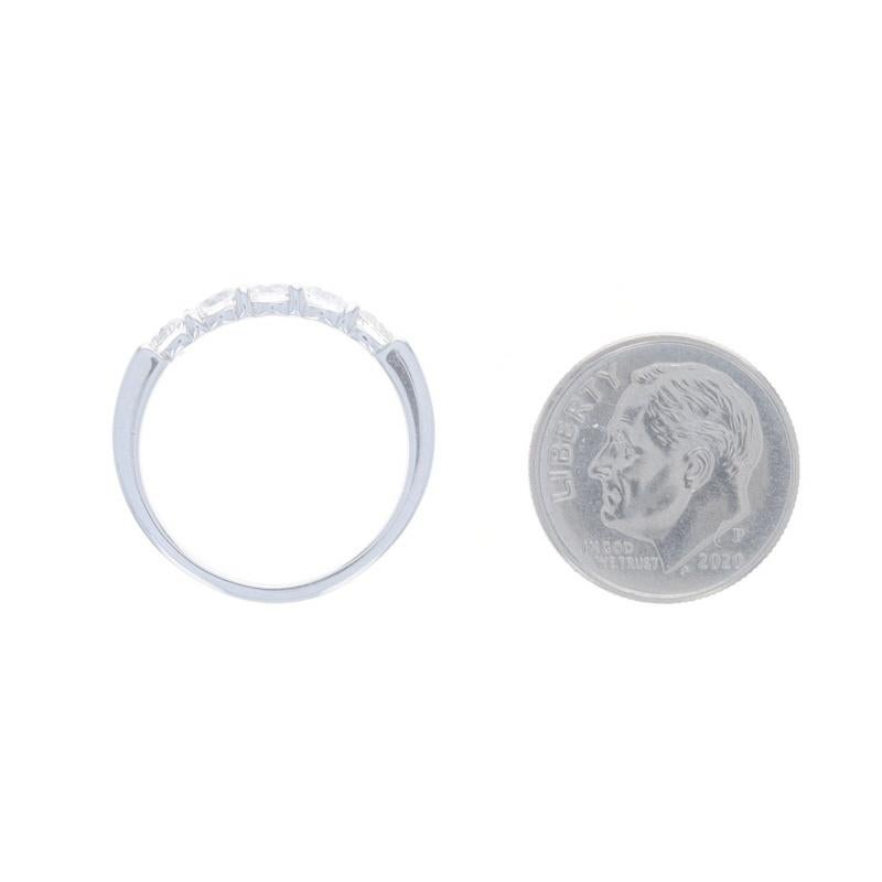 Oro Blanco Diamante Cinco Piedras Aniversario Alianza 14k Rd 1.00ctw Anillo 6 3/4 en venta 1