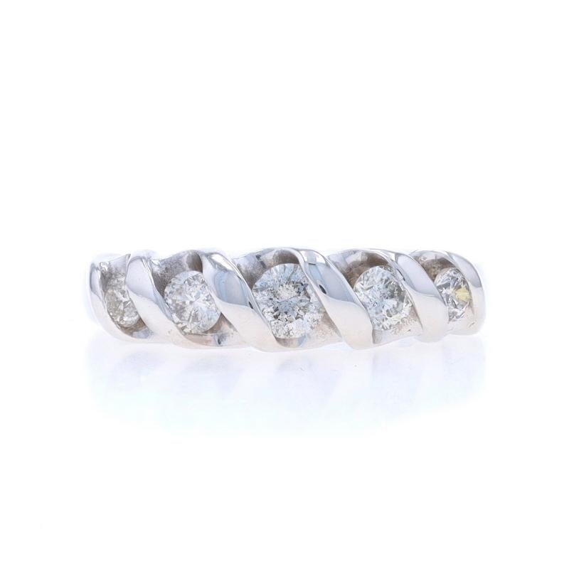 Dimensioni: 4 3/4
Costo della taglia: Up & Up di 1 taglia e mezza per $40 o Down 1/4 di taglia per $40

Contenuto del metallo: Oro bianco 14k

Informazioni su A. Stone

Diamanti naturali
Carati: .50ctw
Taglio: Rotondo brillante
Colore: J -