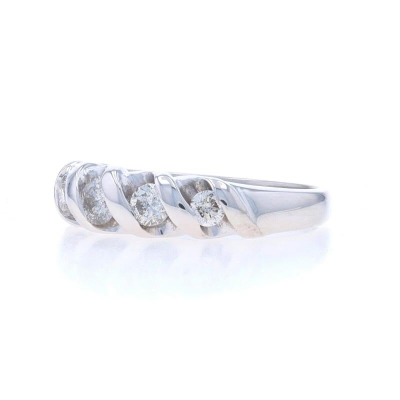 Fascia a cinque pietre con diamante in oro bianco - Anello anniversario di matrimonio rotondo da .50ctw 14k In condizioni ottime in vendita a Greensboro, NC