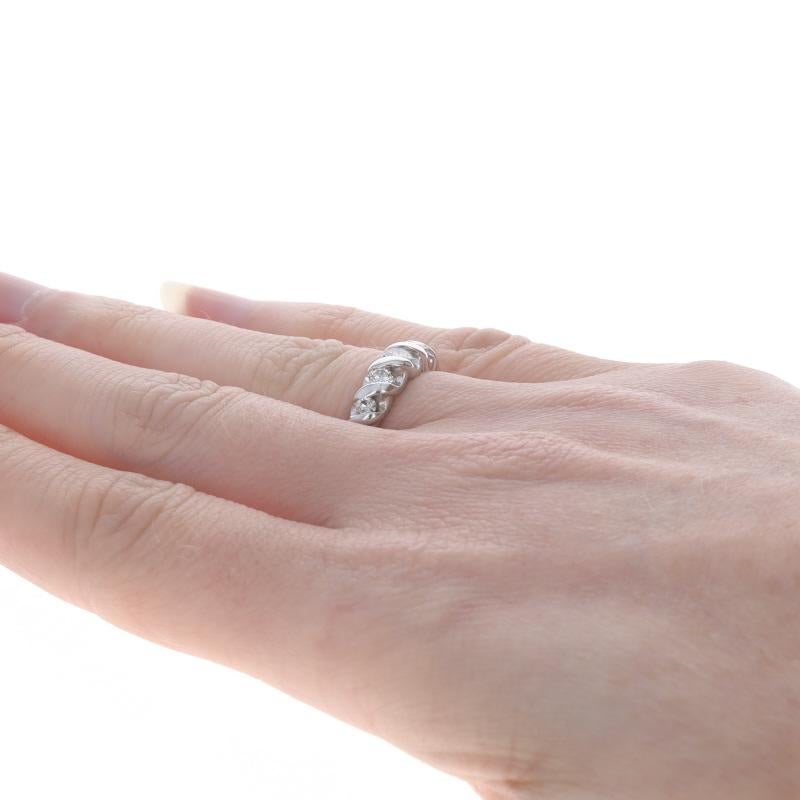 Donna Fascia a cinque pietre con diamante in oro bianco - Anello anniversario di matrimonio rotondo da .50ctw 14k in vendita