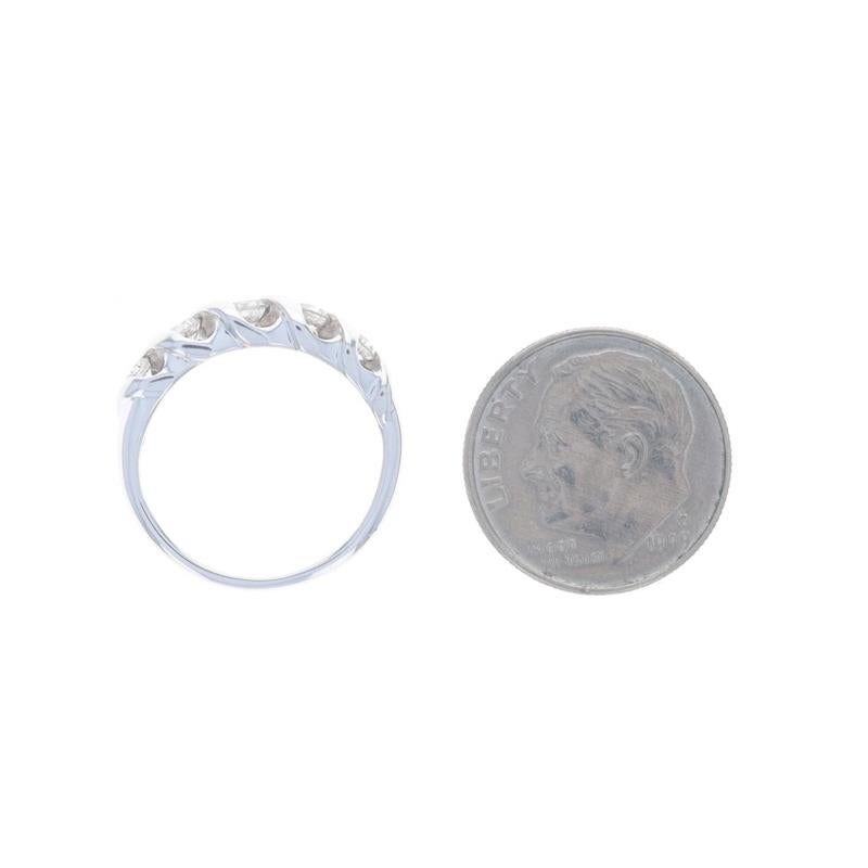 Fascia a cinque pietre con diamante in oro bianco - Anello anniversario di matrimonio rotondo da .50ctw 14k in vendita 1
