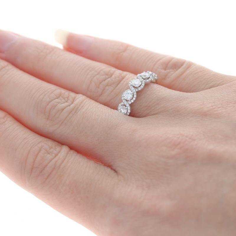 De las mujeres Anillo de Aniversario de Boda de Oro Blanco con Halo de Cinco Piedras - 18k Rd .66ctw en venta