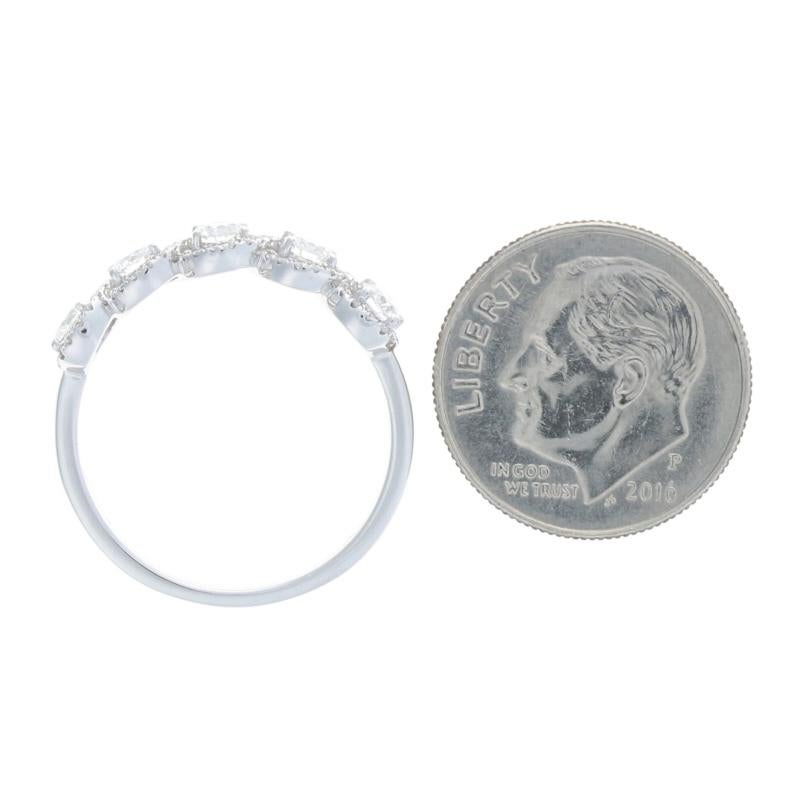 Anillo de Aniversario de Boda de Oro Blanco con Halo de Cinco Piedras - 18k Rd .66ctw en venta 1