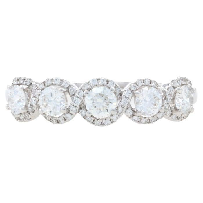 Anneau en or blanc avec halo à cinq pierres et diamants - 18k Rd .66ctw Wedding Anniversary Ring