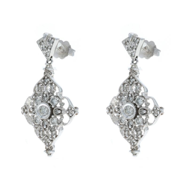 Boucles d'oreilles pendantes dentelle florale en or blanc -14k Rd 1.00ctw Medallion Pierced Excellent état - En vente à Greensboro, NC