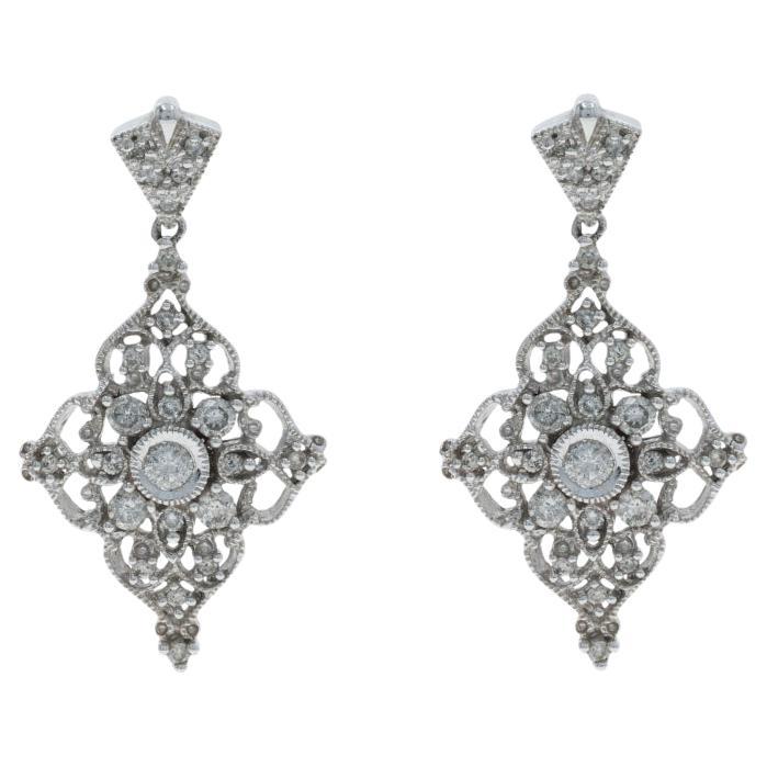 Boucles d'oreilles pendantes dentelle florale en or blanc -14k Rd 1.00ctw Medallion Pierced en vente