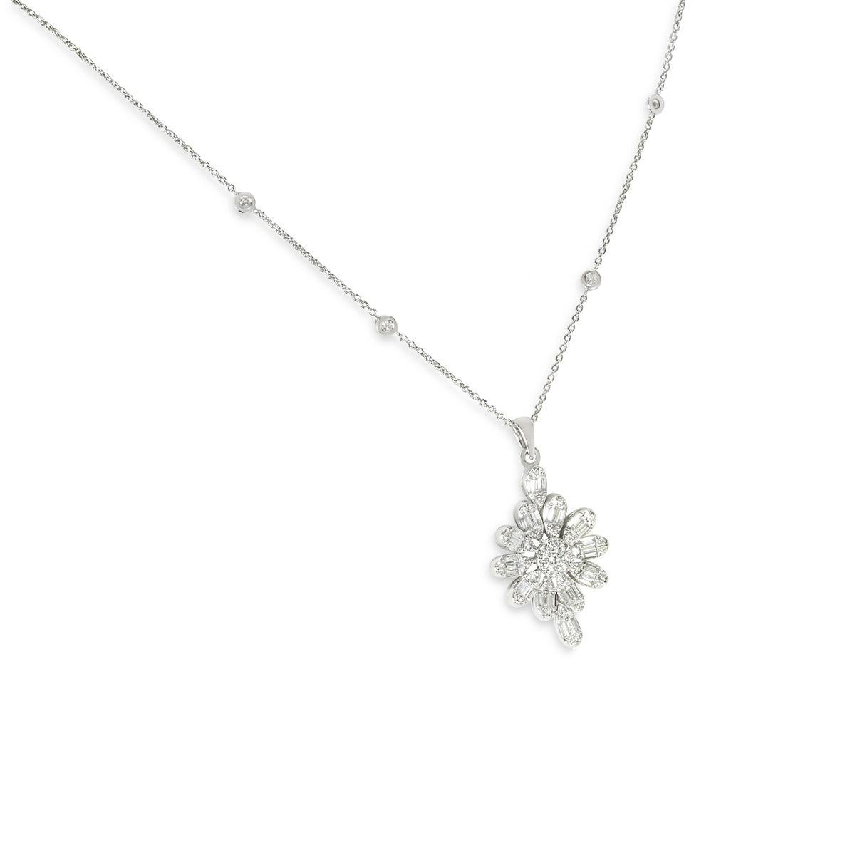 Un bellissimo ciondolo con diamante in oro bianco 18 carati. Il pendente presenta un design floreale con 36 diamanti taglio baguette e 44 diamanti rotondi taglio brillante per un peso totale approssimativo di 0,82 ct, colore F-G e purezza VS. Il