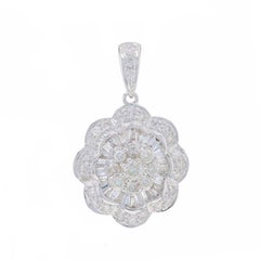 Colgante doble halo con racimo de diamantes en oro blanco 18k Rnd y Baguette 2.00ctw