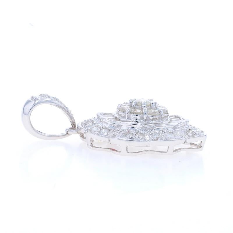 Taglio baguette Ciondolo a fiore in oro bianco con doppio anello di diamanti 18k Rnd e Baguette 2,00ctw in vendita