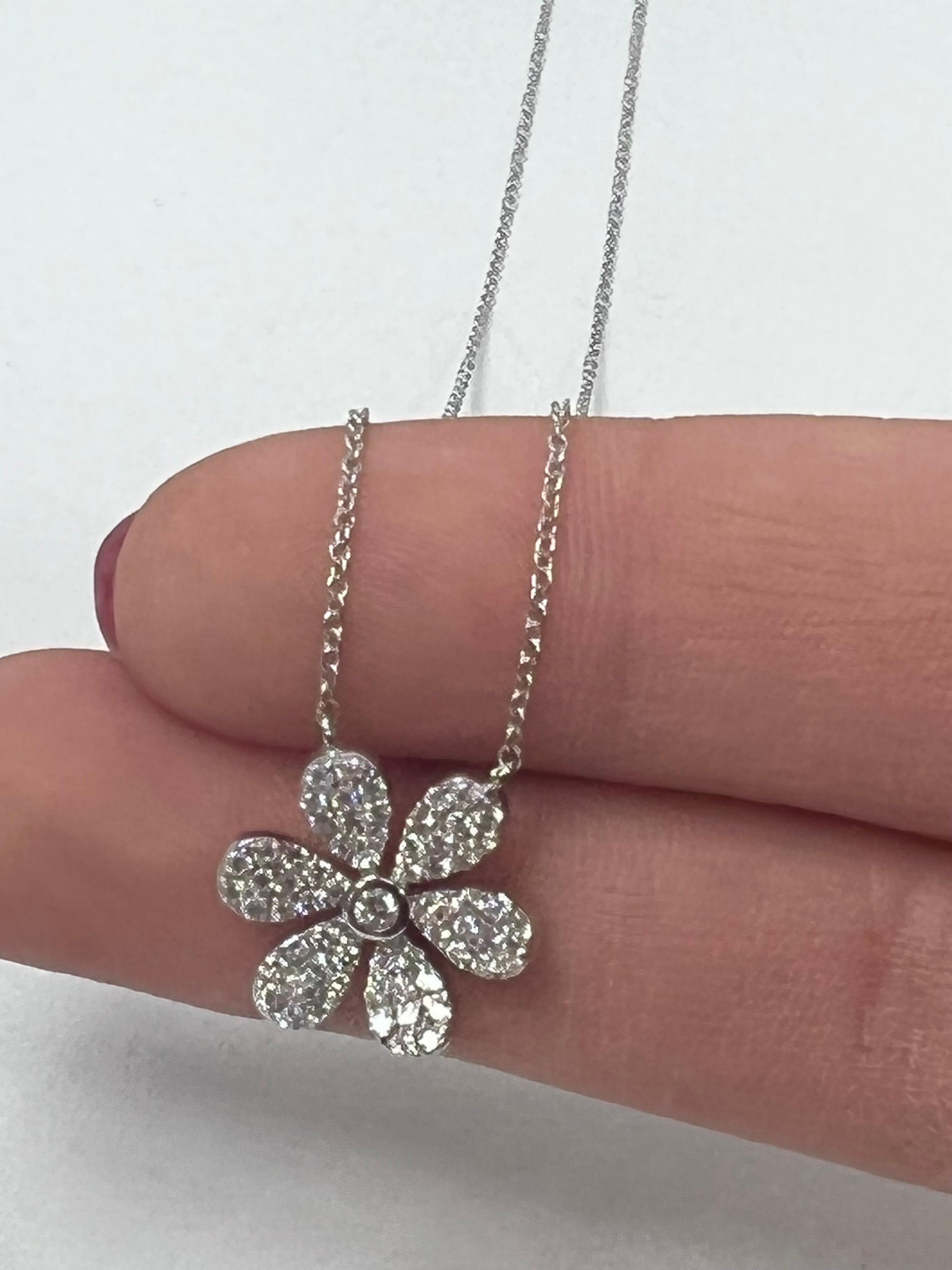 White Gold Diamond Flower Pendant In New Condition For Sale In Great Neck, NY