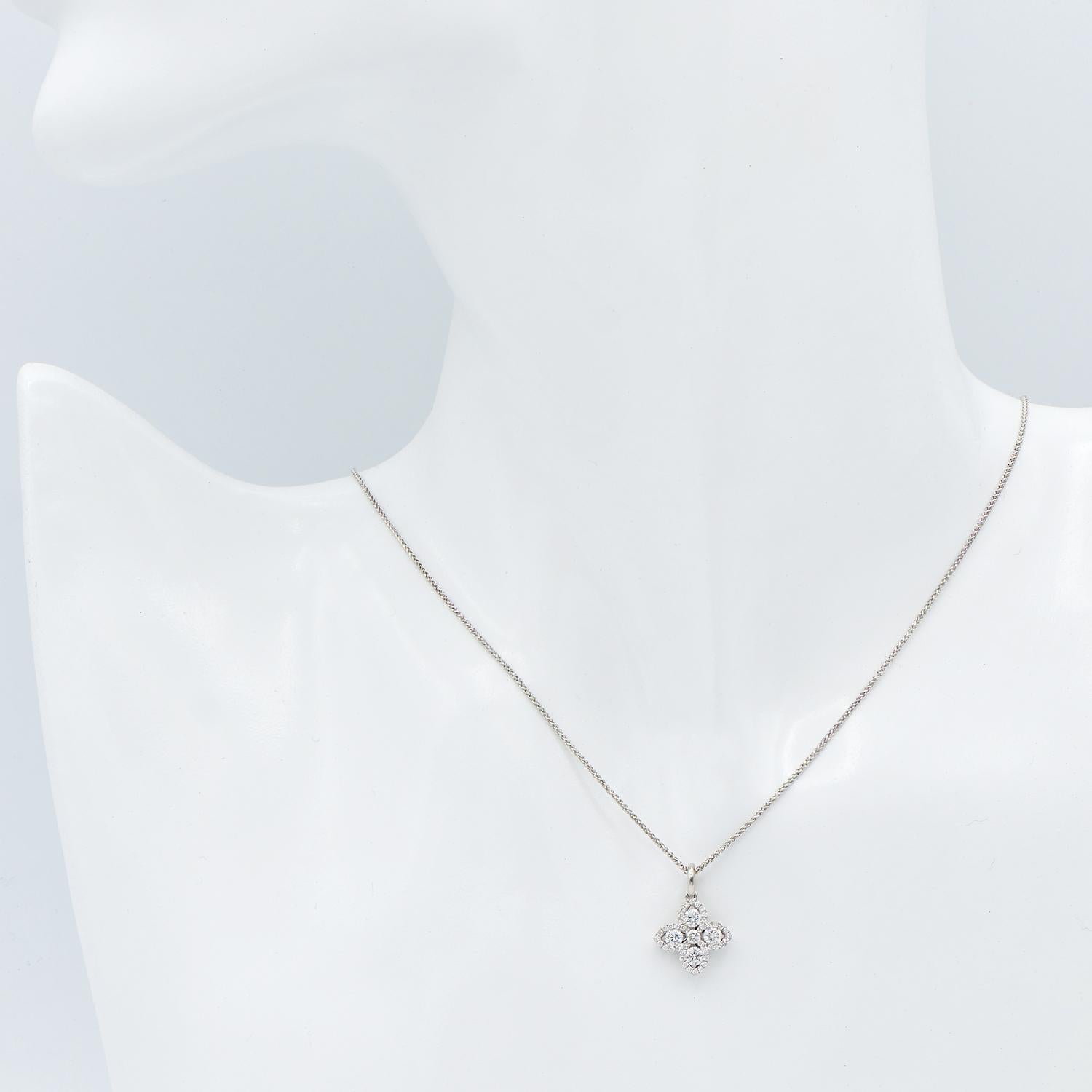 White Gold Diamond Four Leaf Pendant In New Condition For Sale In Great Neck, NY