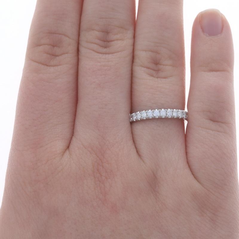 Taille : 6 1/2
Frais de taille : Up&Up 2 tailles pour $35 ou Down 1 taille pour $30

Contenu métallique : Or blanc 14k

Informations sur les pierres
Diamants naturels
Carat(s) : .43ctw
Coupe : Brillant rond
Couleur : G
Clarté : VS2 - SI1

Total des