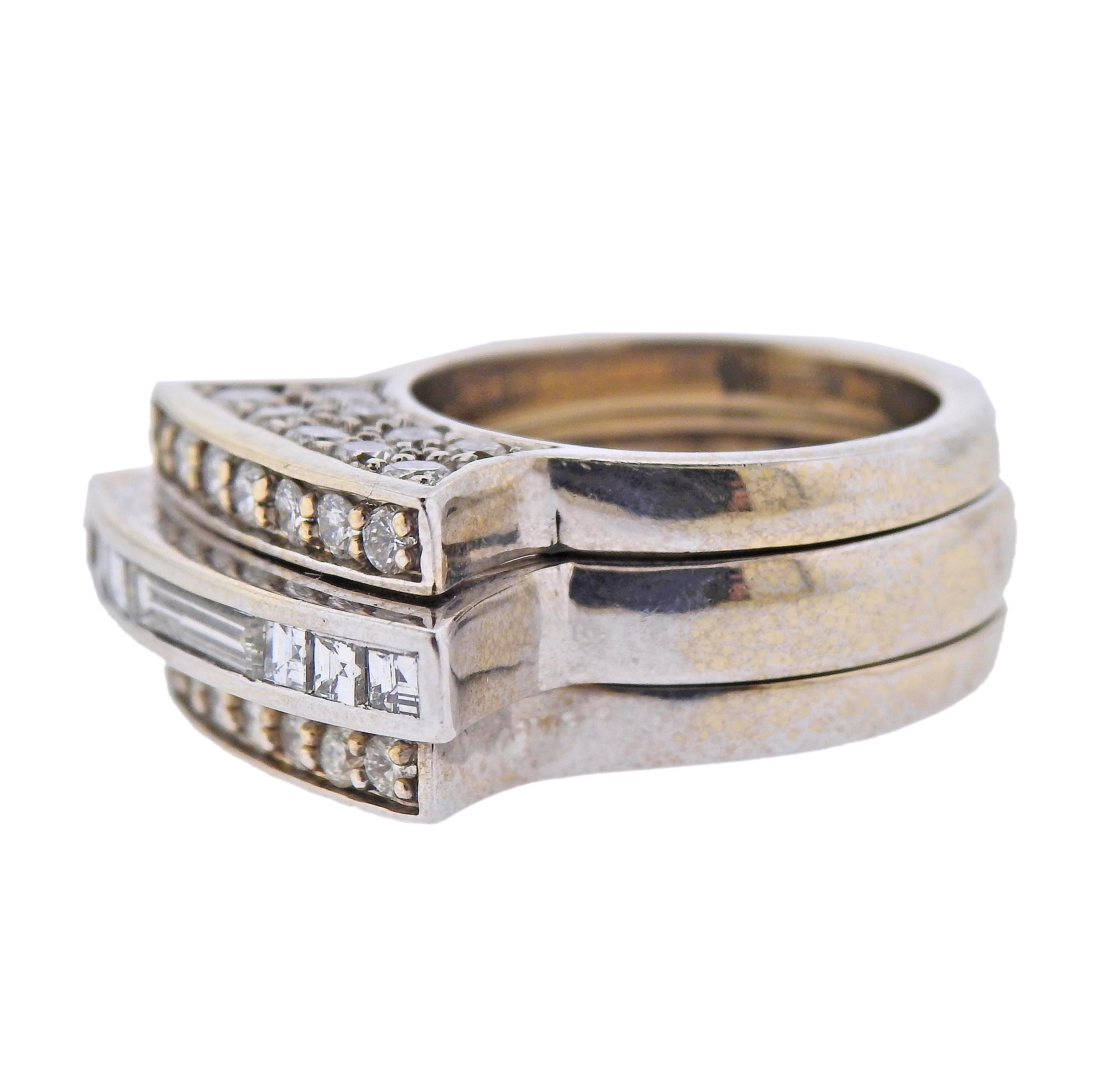 Anillo de oro blanco de 18 quilates con diseño geométrico, engastado con aproximadamente 1,92 quilates de diamantes. Tamaño del anillo - 6,25, parte superior del anillo - 12 mm x 25 mm. Marcado: 18k. Peso - 20,5 gramos. 