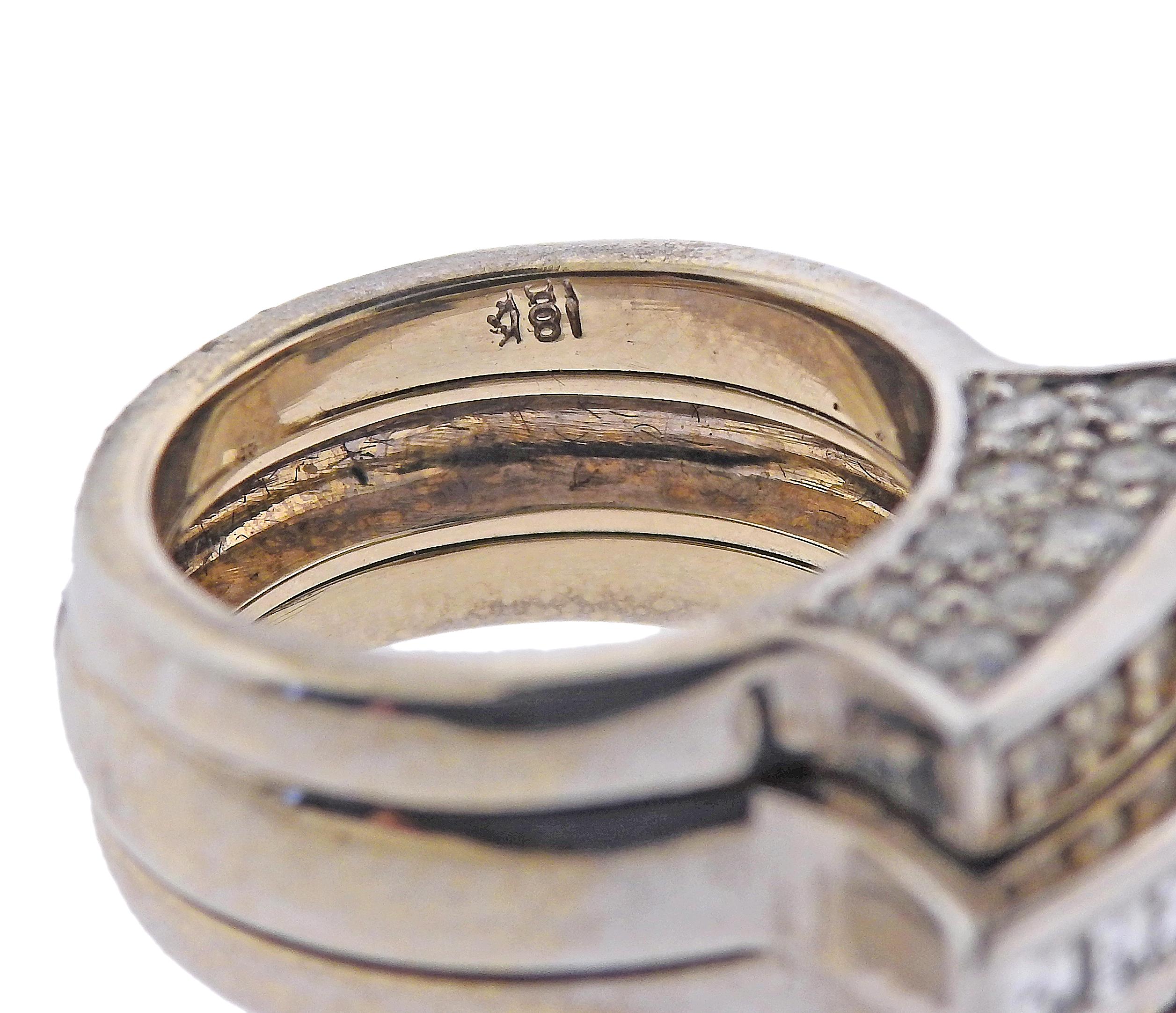 Anillo de cóctel geométrico de oro blanco con diamantes en Excelente estado para la venta en New York, NY