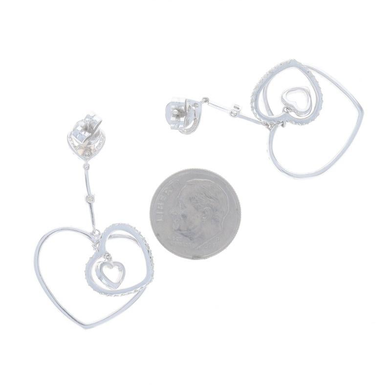 Taglio rotondo Orecchini a pendente con cuore graduato in oro bianco - 14k Rnd 2.00ctw Love Pierced in vendita