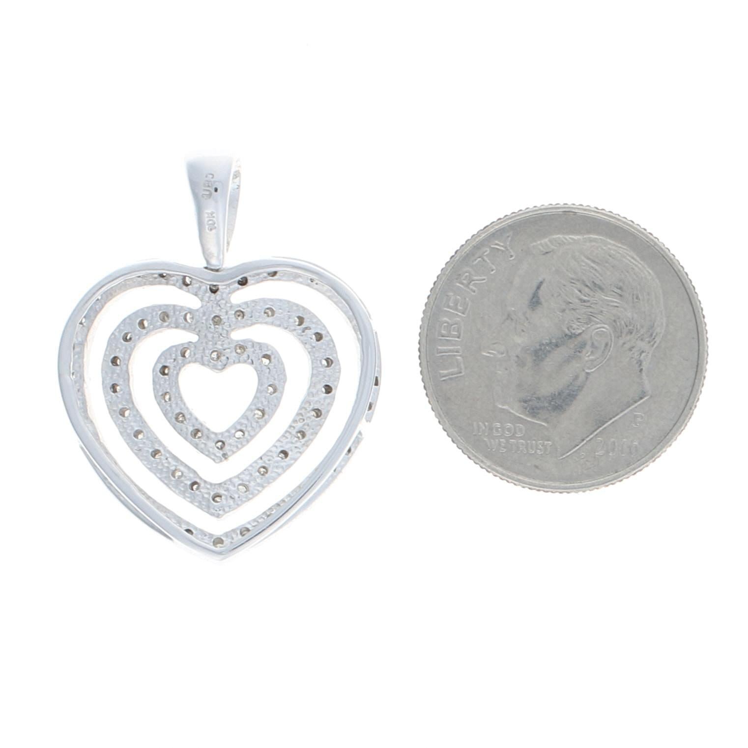 Pendentif cœurs gradués en or blanc 10 carats avec diamants, taille unique 0,50 carat Excellent état - En vente à Greensboro, NC