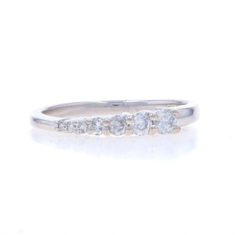 Dimensione: 6
Tassa sulle taglie: Aumento di 3 taglie per $35 o Diminuzione di 1 taglia e mezza per $35

Contenuto del metallo: Oro bianco 14k

Informazioni su A. Stone

Diamanti naturali
Carati: .25ctw
Taglio: Rotondo brillante
Colore: H. H. -