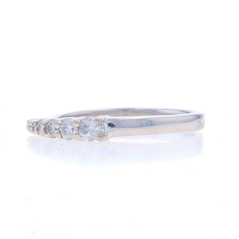 Anello d'amore a sette pietre in oro bianco con diamante graduato 14k rotondo .25ctw In condizioni ottime in vendita a Greensboro, NC