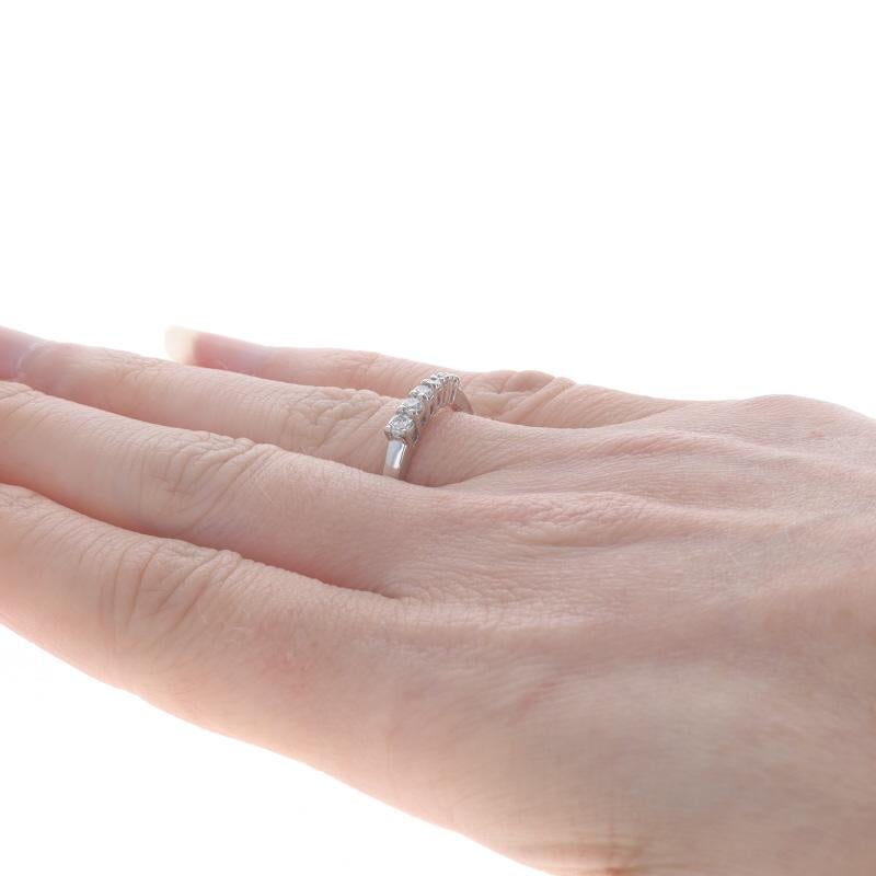 Donna Anello d'amore a sette pietre in oro bianco con diamante graduato 14k rotondo .25ctw in vendita