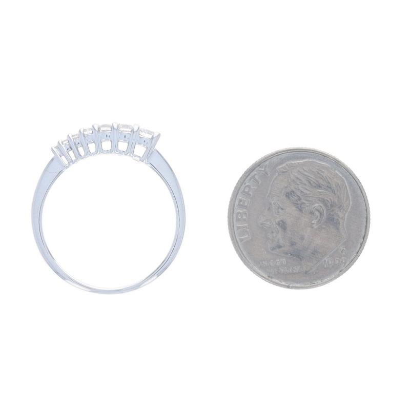Anello d'amore a sette pietre in oro bianco con diamante graduato 14k rotondo .25ctw in vendita 1