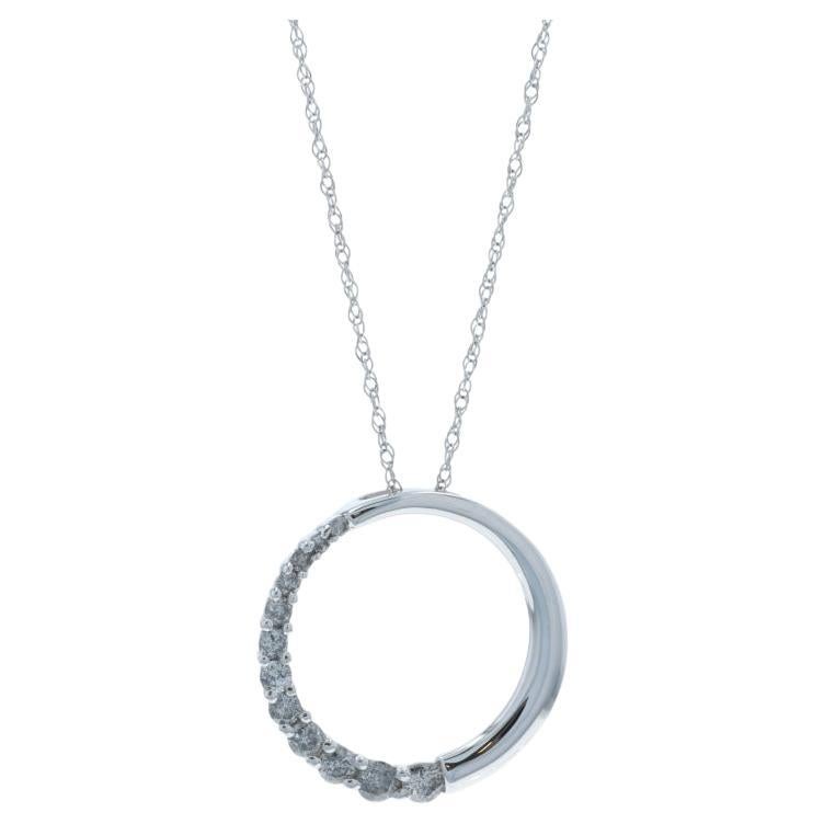 Collana con diamanti graduati in oro bianco 18" 14k Round .50ctw Love Circle in vendita
