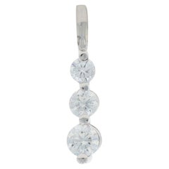 Ciondolo in oro bianco con diamante graduato e tre pietre da viaggio 14k Rd .71ctw Love