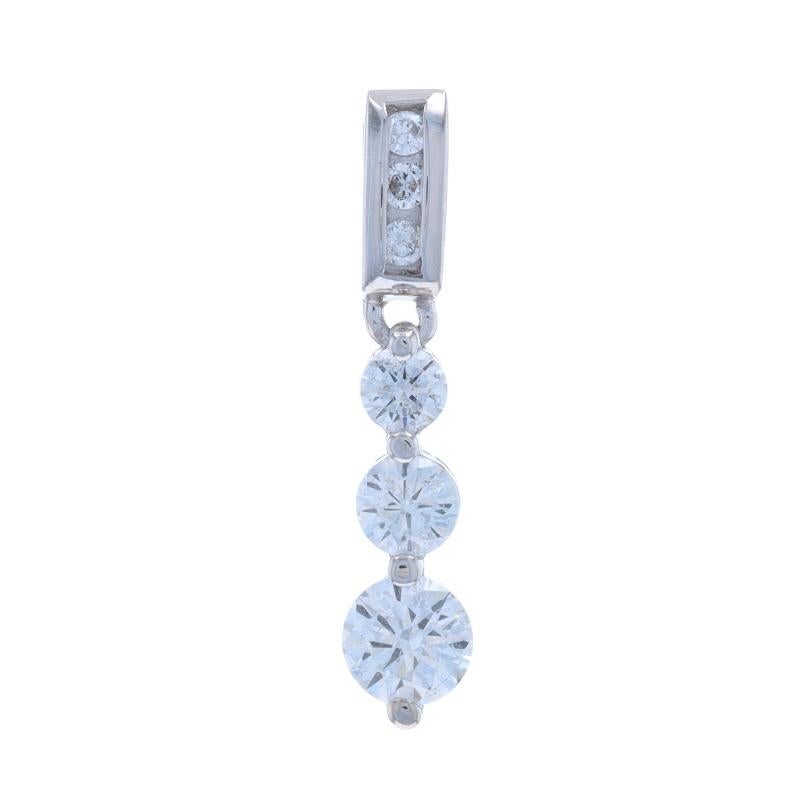 Contenu métallique : Or blanc 14k

Informations sur les pierres

Diamants naturels
Carat(s) : .57ctw
Coupe : Brillant rond
Couleur : F - G
Clarté : SI2 - I1

Total des carats : .57ctw

Style : Voyage à trois pierres graduées

Mesures

Grandeur (à
