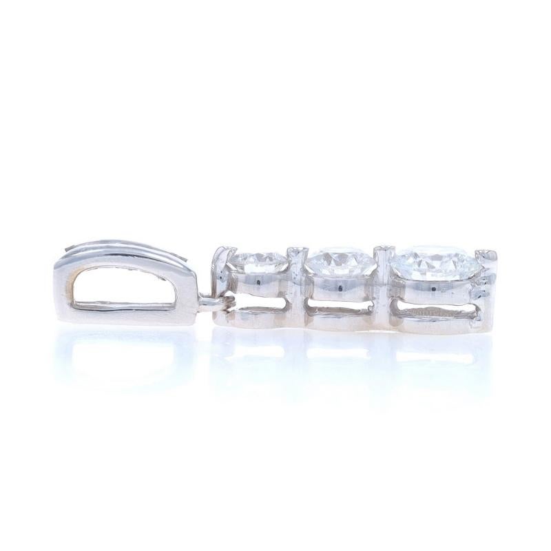 Taille ronde Or blanc Diamant Gradué Pendentif Trois Pierres Journey 14k Round .57ctw Love en vente