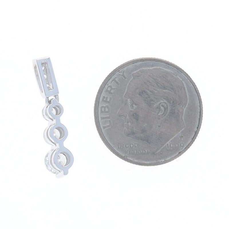 Or blanc Diamant Gradué Pendentif Trois Pierres Journey 14k Round .57ctw Love Excellent état - En vente à Greensboro, NC
