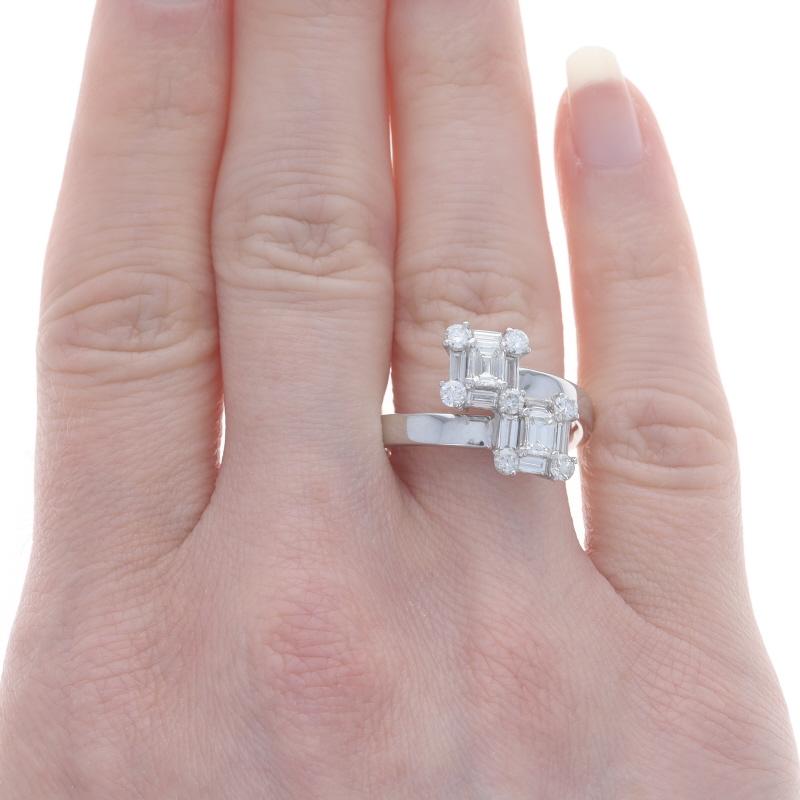 Weißgold Diamant Halo Bypass-Ring - 18k Smaragd Baguette Rd 1,40ctw Zwei-Stein-Ring (Smaragdschliff) im Angebot