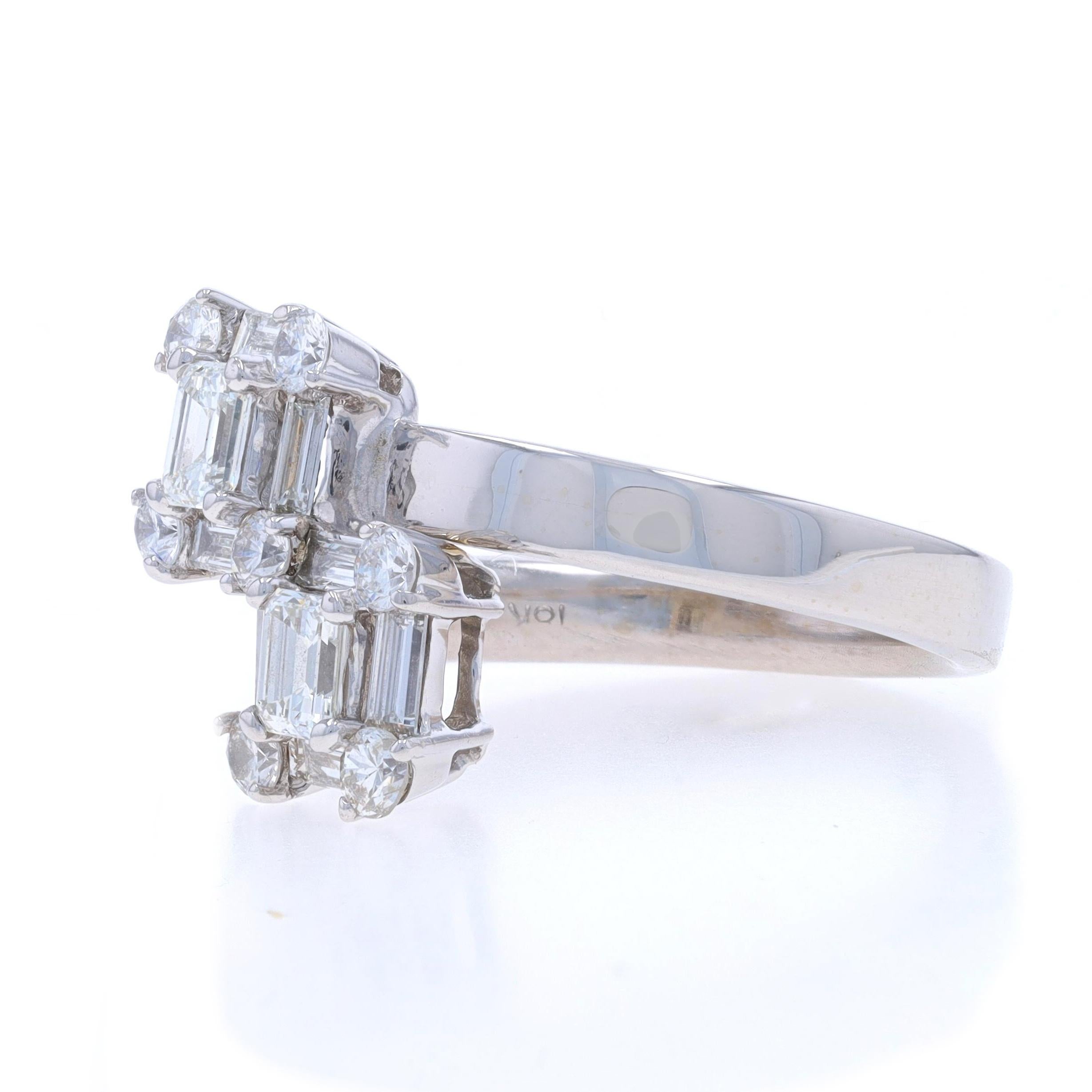 Weißgold Diamant Halo Bypass-Ring - 18k Smaragd Baguette Rd 1,40ctw Zwei-Stein-Ring im Zustand „Hervorragend“ im Angebot in Greensboro, NC
