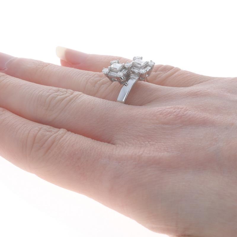 Weißgold Diamant Halo Bypass-Ring - 18k Smaragd Baguette Rd 1,40ctw Zwei-Stein-Ring Damen im Angebot